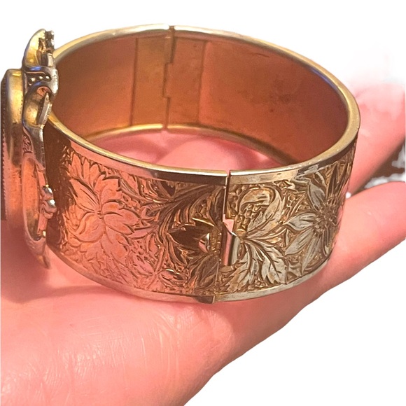 Stunning vintage Gold & silver finish plated flower etched TROJAN Cameo bangle - Picture 6 of 12